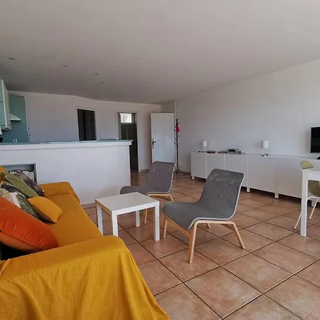 Vue Sur Pour Ce T2 Avec Terrasse, Parking, Le Lavandou, 4 Personnes - Fr-1-803-25 Apartment *